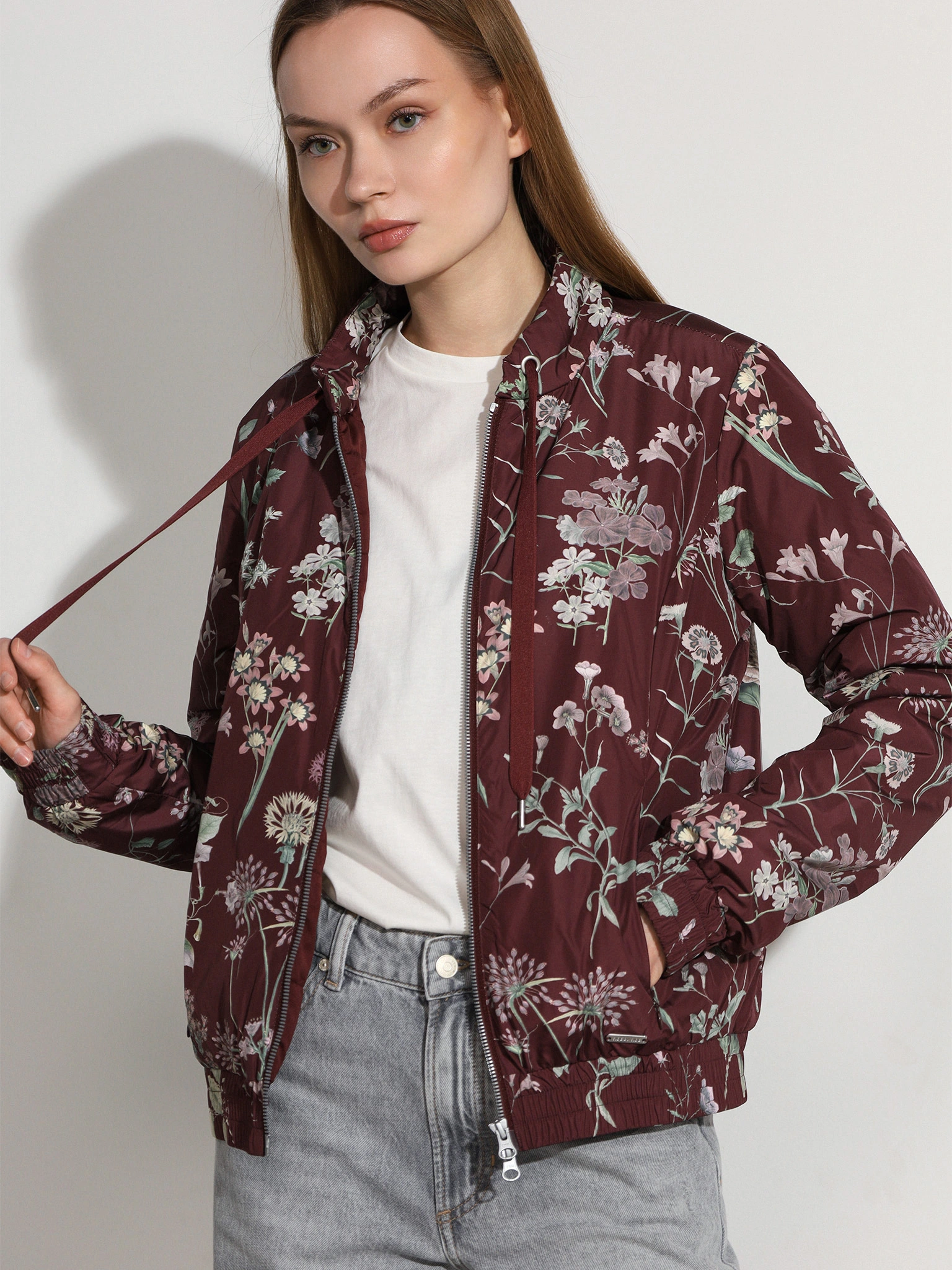 Куртка бордового цвета с цветочным принтом